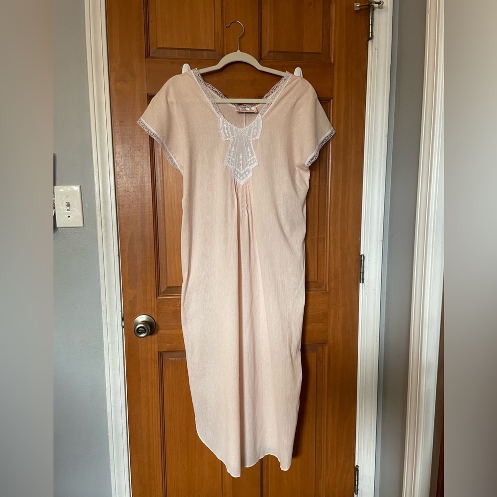 Elegant Vintage style Pink Nightgown with Lace Trim - Picture 5 of 5